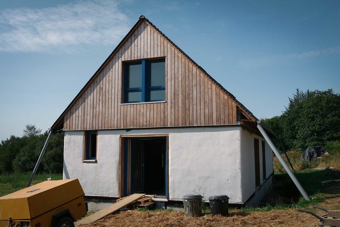 Volunteering on a straw house construction site, Crozon peninsula, Brittany, France © Claire B. - Please do not use without authorization
