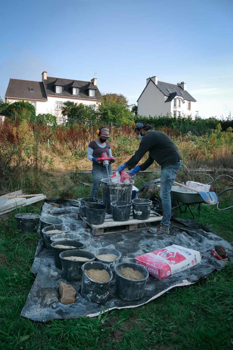 Volunteering on a straw house construction site, Crozon peninsula, Brittany, France © Claire B. - Please do not use without authorization