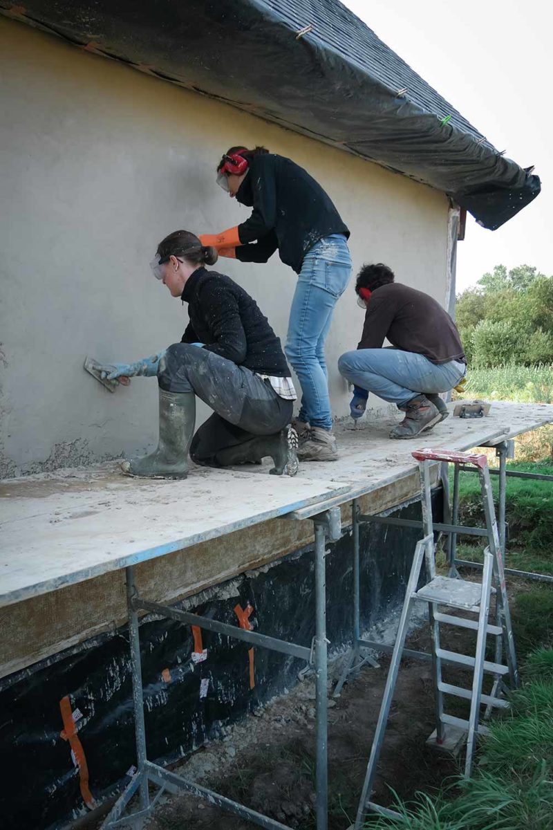 Volunteering on a straw house construction site, Crozon peninsula, Brittany, France © Claire B. - Please do not use without authorization